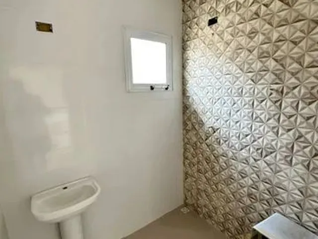 Imagem: A casa possui 2 Dormitórios, 1 Suíte, 1 Banheiro, 1 Vaga
