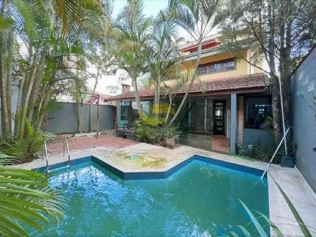 Imagem: A casa possui 3 Dormitórios, 3 Banheiros, 3 Vagas na