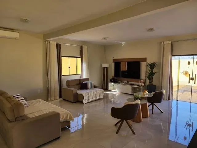 Imagem: A casa possui 3 Dormitórios, 2 Banheiros, 1 Vaga na