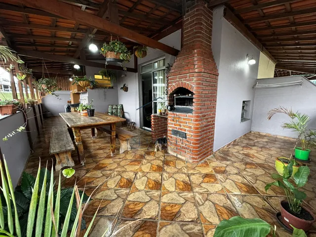 Imagem: A casa possui 3 Dormitórios, 2 Banheiros, 2 Vagas na