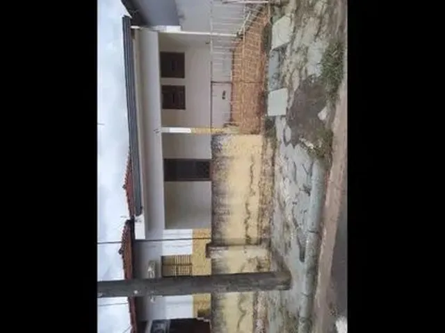 Imagem: A casa possui 3 Dormitórios, 1 Banheiro, 1 Vaga na