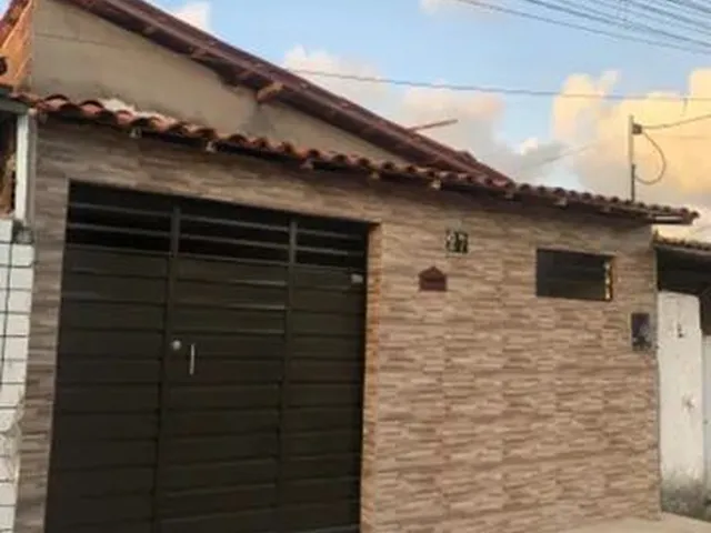 Imagem: A casa possui 2 Dormitórios, 1 Banheiro, 1 Vaga na