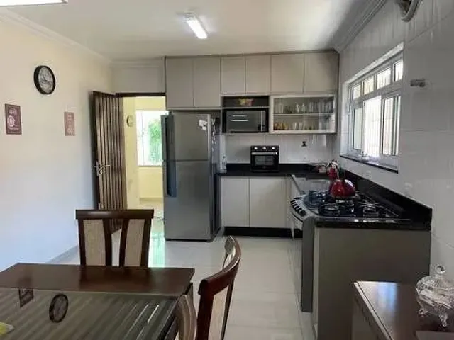 Imagem: A casa possui 3 Dormitórios, 2 Banheiros, 1 Vaga na