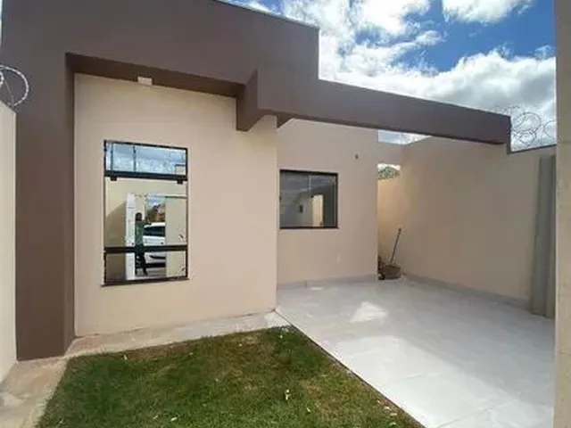 Imagem: A casa possui 3 Dormitórios, 2 Banheiros, 2 Vagas na
