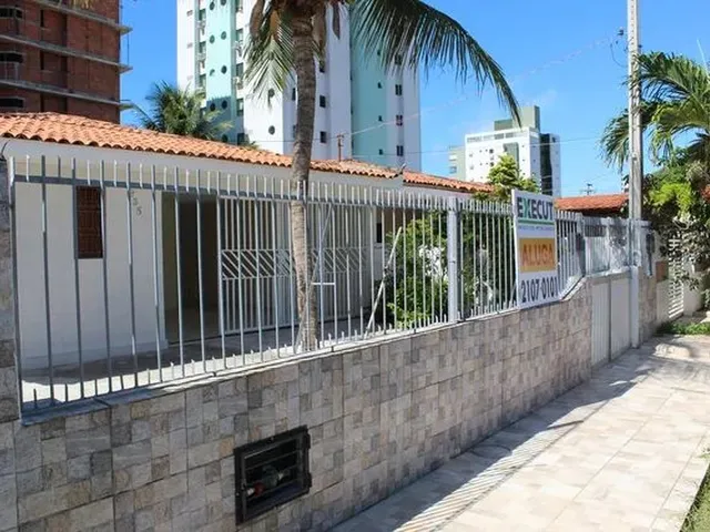 Imagem: A casa possui 3 Dormitórios, 1 Suíte, 1 Banheiro, 4 Vagas