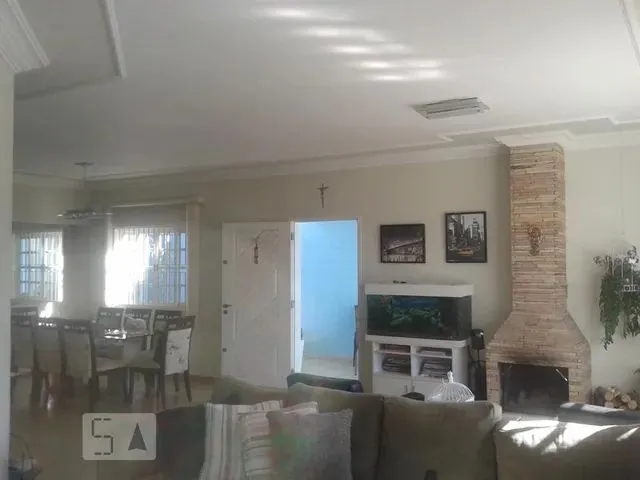 Imagem: A casa possui 3 Dormitórios, 3 Banheiros, 250m² de Área