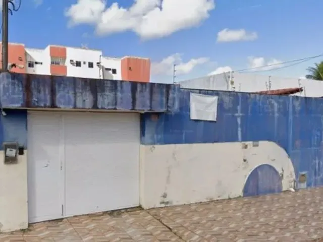 Imagem: A casa possui 3 Dormitórios, 2 Banheiros, 1 Vaga na