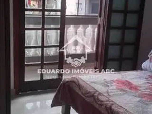 Imagem: A casa possui 4 Dormitórios, 1 Suíte, 3 Banheiros, 2