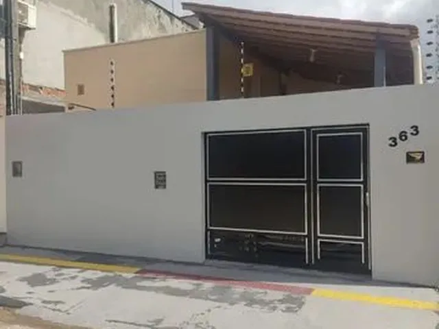 Imagem: A casa possui 3 Dormitórios, 1 Banheiro, 1 Vaga na garagem