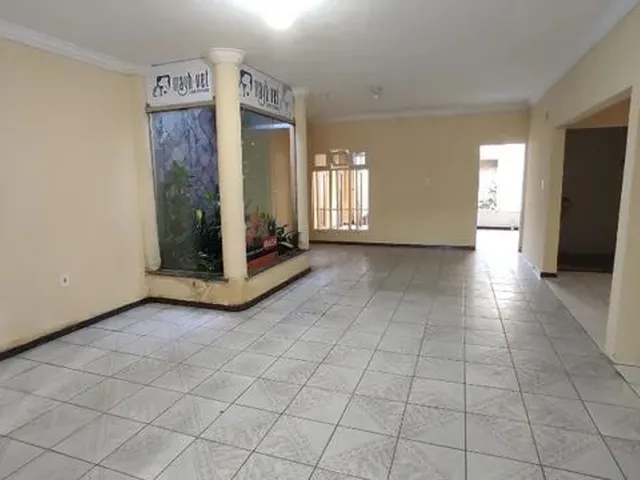 Imagem: A casa possui 5 Dormitórios, 3 Banheiros, 4 Vagas na