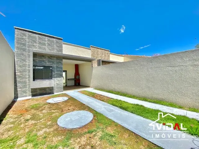 Imagem: A casa possui 2 Dormitórios, 1 Suíte, 2 Banheiros, 3
