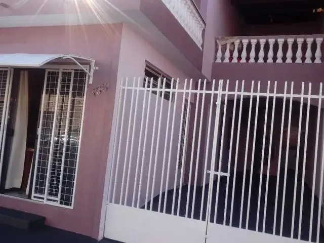 Imagem: A casa possui 3 Dormitórios, 3 Banheiros, 2 Vagas na
