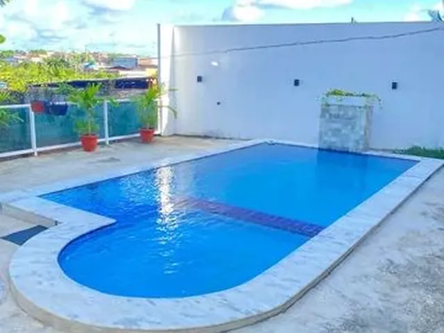 Imagem: A casa possui 2 Banheiros, 4 Vagas na garagem e está