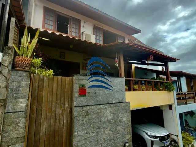 Imagem: A casa possui 4 Dormitórios, 2 Banheiros, 1 Vaga na
