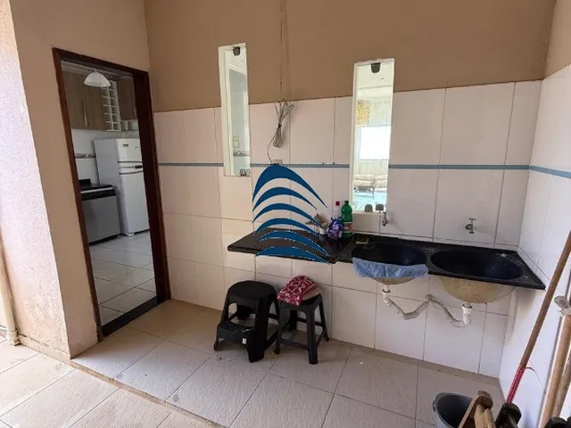 Imagem 12: Casa possui 300 m², 3/4 com suíte, apoio para empregada, área de serviço. Lavabo
