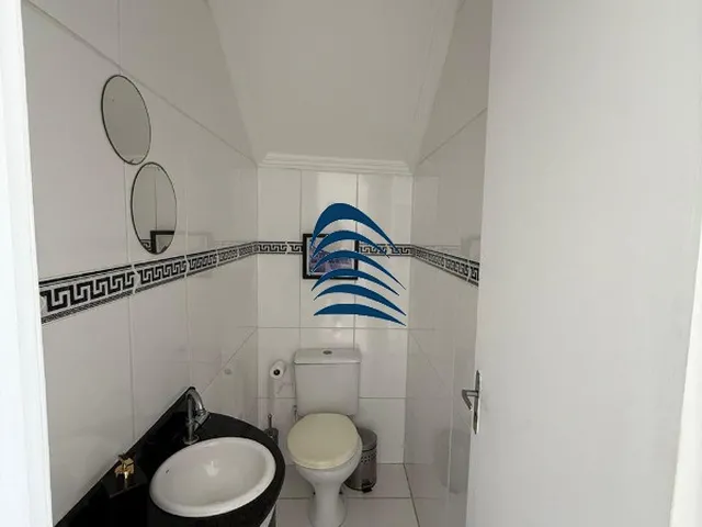 Imagem 8: Casa possui 300 m², 3/4 com suíte, apoio para empregada, área de serviço. Lavabo