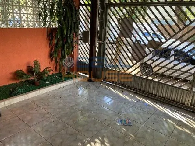Imagem: A casa possui 3 Dormitórios, 2 Banheiros, 2 Vagas na