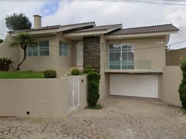 Imagem: A casa possui 4 Dormitórios, 3 Banheiros, 1 Vaga na