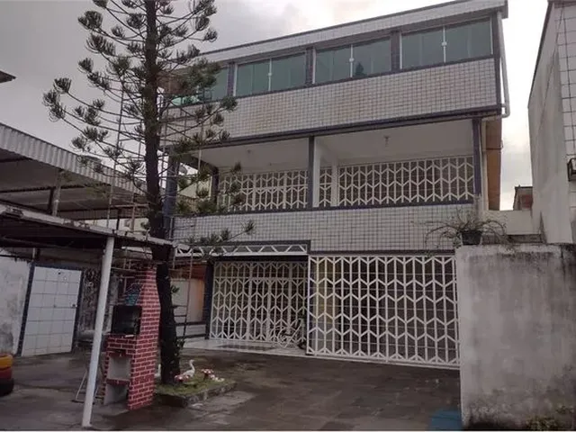 Imagem: A casa possui 5 Dormitórios, 5 Banheiros, 7 Vagas na
