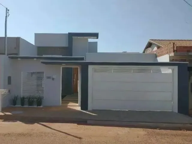 Imagem: A casa possui 3 Dormitórios, 1 Banheiro, 2 Vagas na garagem