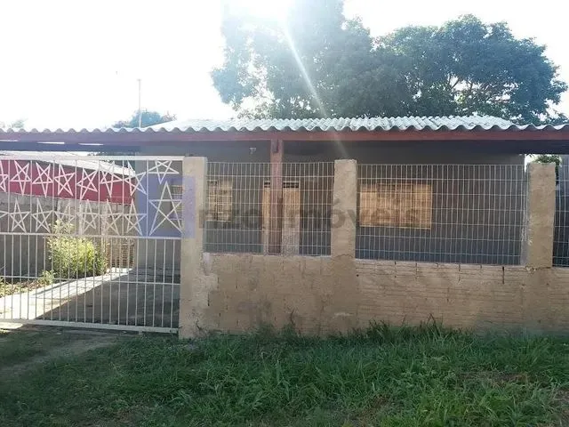 Imagem: A casa possui 3 Dormitórios, 2 Banheiros, 2 Vagas na
