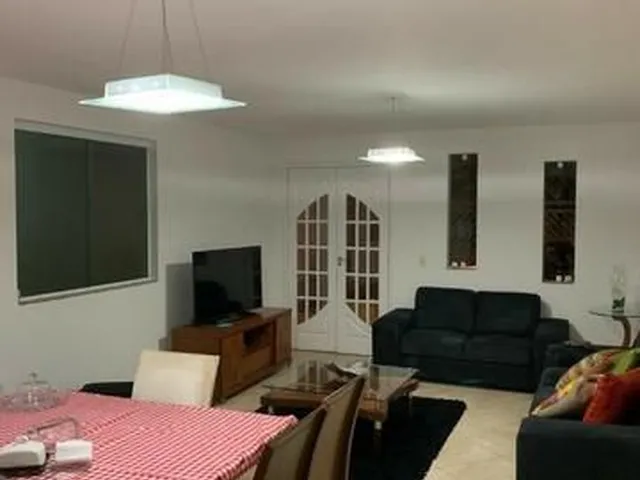 Imagem: A casa possui 4 Dormitórios, 3 Suítes, 5 Banheiros, 2