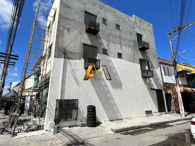 Imagem: A loja possui 4 Banheiros, 2 Vagas na garagem, 80m² de