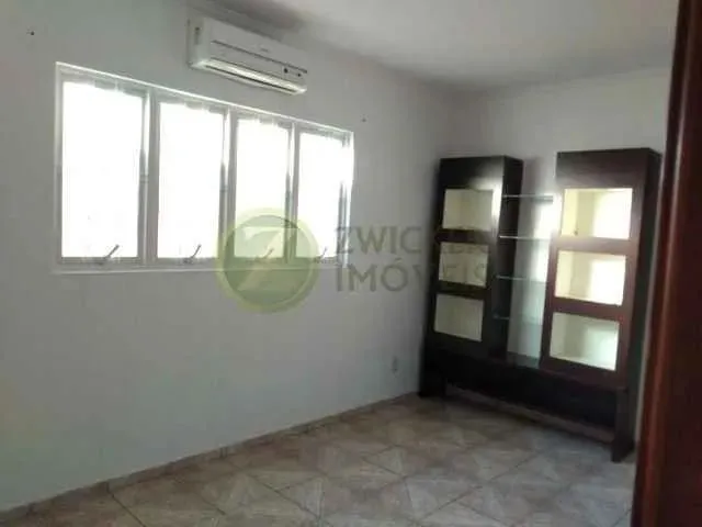 Imagem: A casa possui 3 Dormitórios, 3 Suítes, 3 Banheiros, 2