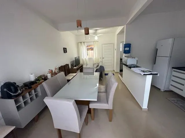 Imagem: A casa em condomínio possui 2 Dormitórios, 2 Banheiros, 1