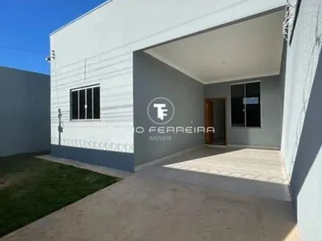 Imagem: A casa possui 3 Dormitórios, 2 Banheiros, 2 Vagas na