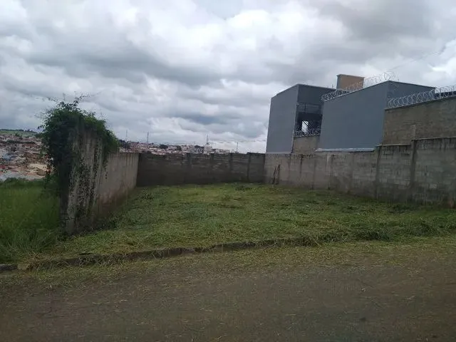 Imagem: Terreno de 300Mts. Plano e Murado
