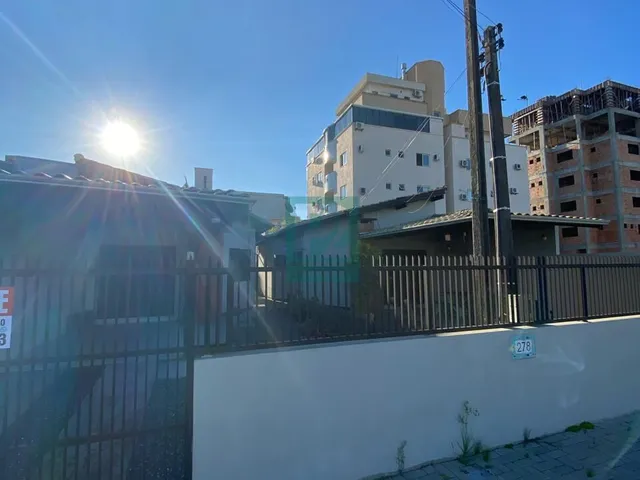 Imagem 2: Terrenos no Coração de Bombas com 02 casas e amplo Espaço