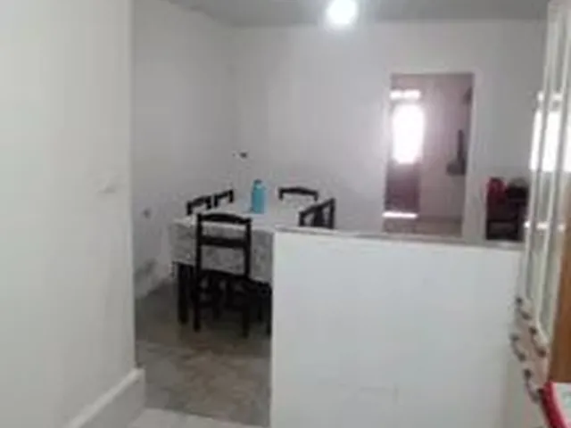 Imagem: A casa possui 4 Dormitórios, 2 Banheiros e está
