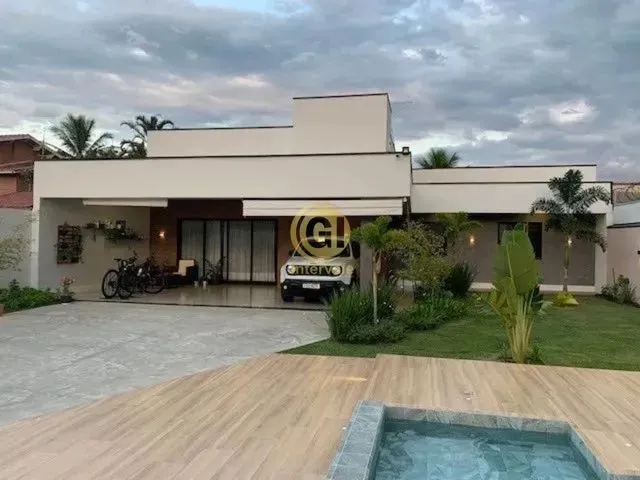 Imagem: A casa possui 2 Dormitórios, 1 Suíte, 1 Banheiro, 3 Vagas