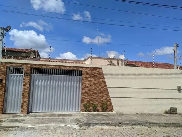 Imagem: A casa possui 2 Dormitórios, 3 Vagas na garagem, 112m² de