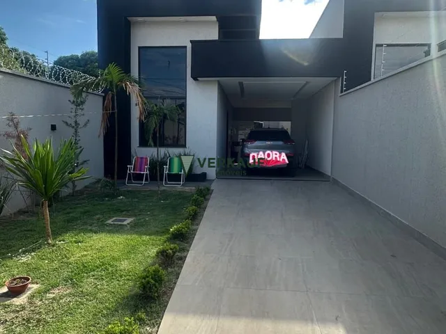 Imagem: A casa possui 3 Dormitórios, 1 Suíte, 1 Banheiro, 2 Vagas