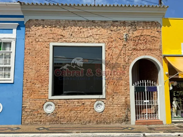Imagem: A loja possui 3 Dormitórios, 1 Suíte, 3 Banheiros, 210m²