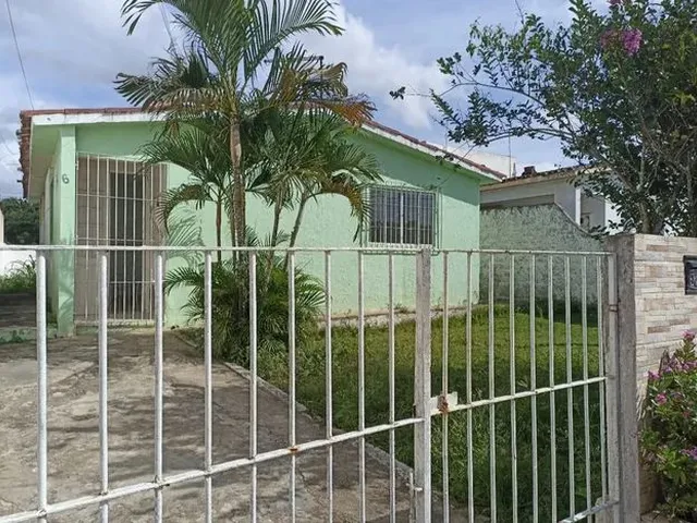 Imagem: A casa possui 3 Dormitórios, 1 Banheiro, 1 Vaga na garagem
