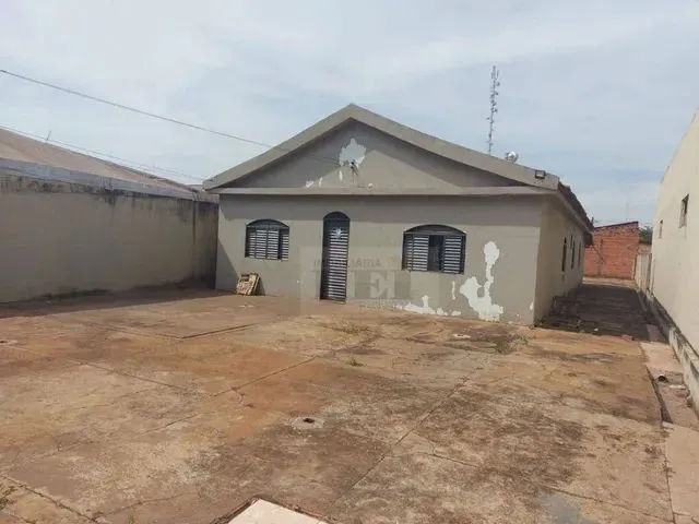 Imagem: A casa possui 3 Dormitórios, 1 Suíte, 1 Banheiro, 4 Vagas