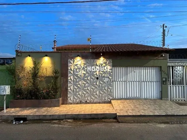 Imagem: A casa possui 2 Dormitórios, 3 Banheiros, 2 Vagas na