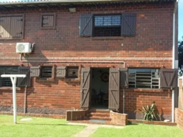 Imagem 7: Residência diferenciada com 5 dormitórios, 3 na casa da frente, mais 2 na casa dos