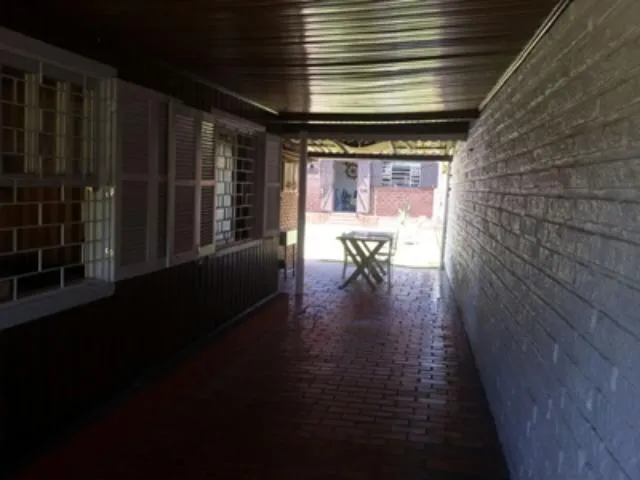 Imagem 10: Residência diferenciada com 5 dormitórios, 3 na casa da frente, mais 2 na casa dos