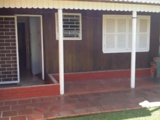 Imagem 13: Residência diferenciada com 5 dormitórios, 3 na casa da frente, mais 2 na casa dos