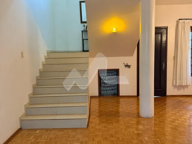 Imagem 2: Sobrado para venda no Jardim Pancera, com uma suíte e mais dois quartos, piscina, área