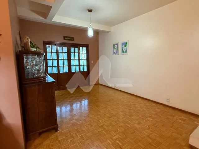 Imagem 3: Sobrado para venda no Jardim Pancera, com uma suíte e mais dois quartos, piscina, área