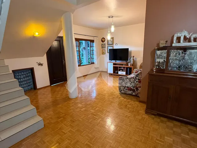 Imagem 5: Sobrado para venda no Jardim Pancera, com uma suíte e mais dois quartos, piscina, área