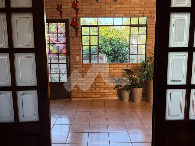 Imagem 11: Sobrado para venda no Jardim Pancera, com uma suíte e mais dois quartos, piscina, área