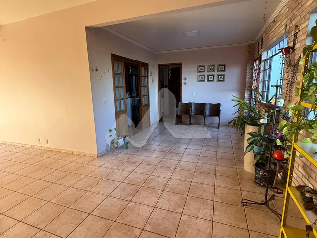 Imagem 12: Sobrado para venda no Jardim Pancera, com uma suíte e mais dois quartos, piscina, área