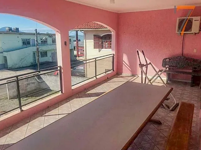 Imagem: Ampla Casa em Localização Tranquila!