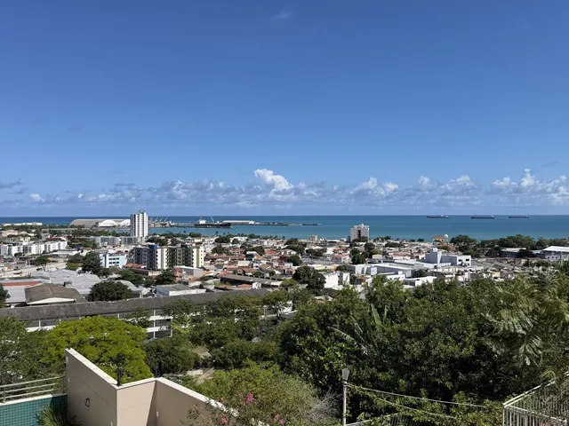 Imagem 16: 04 suítes sendo uma master, varanda e vista para o mar, no Farol